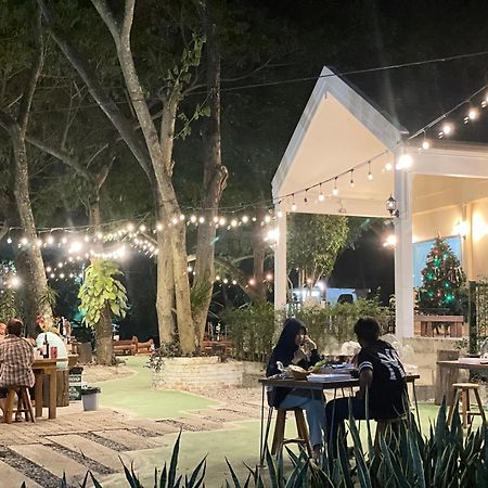 Rain Tree Cafe & Homestay Утай Тани Екстериор снимка
