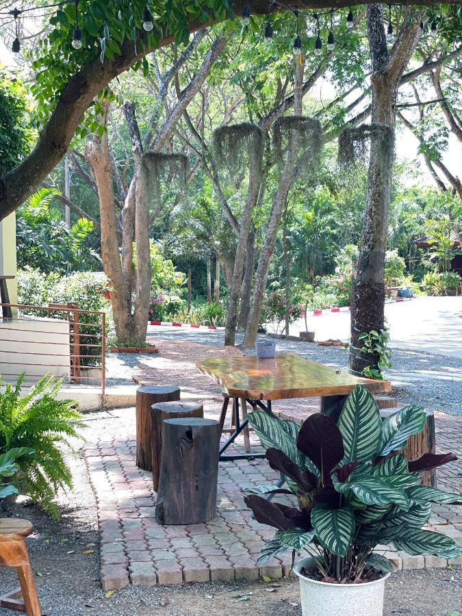 Rain Tree Cafe & Homestay Утай Тани Екстериор снимка