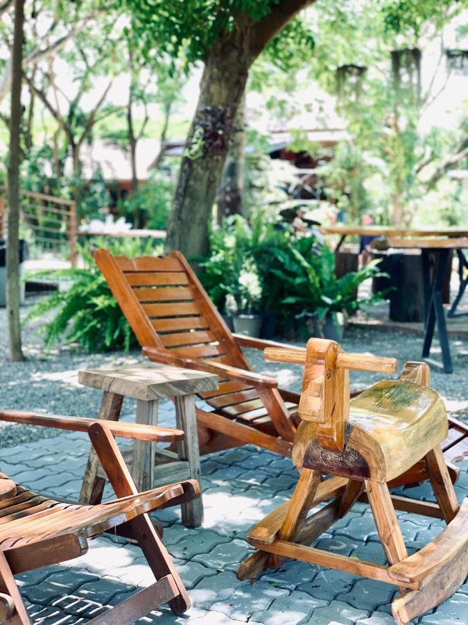 Rain Tree Cafe & Homestay Утай Тани Екстериор снимка