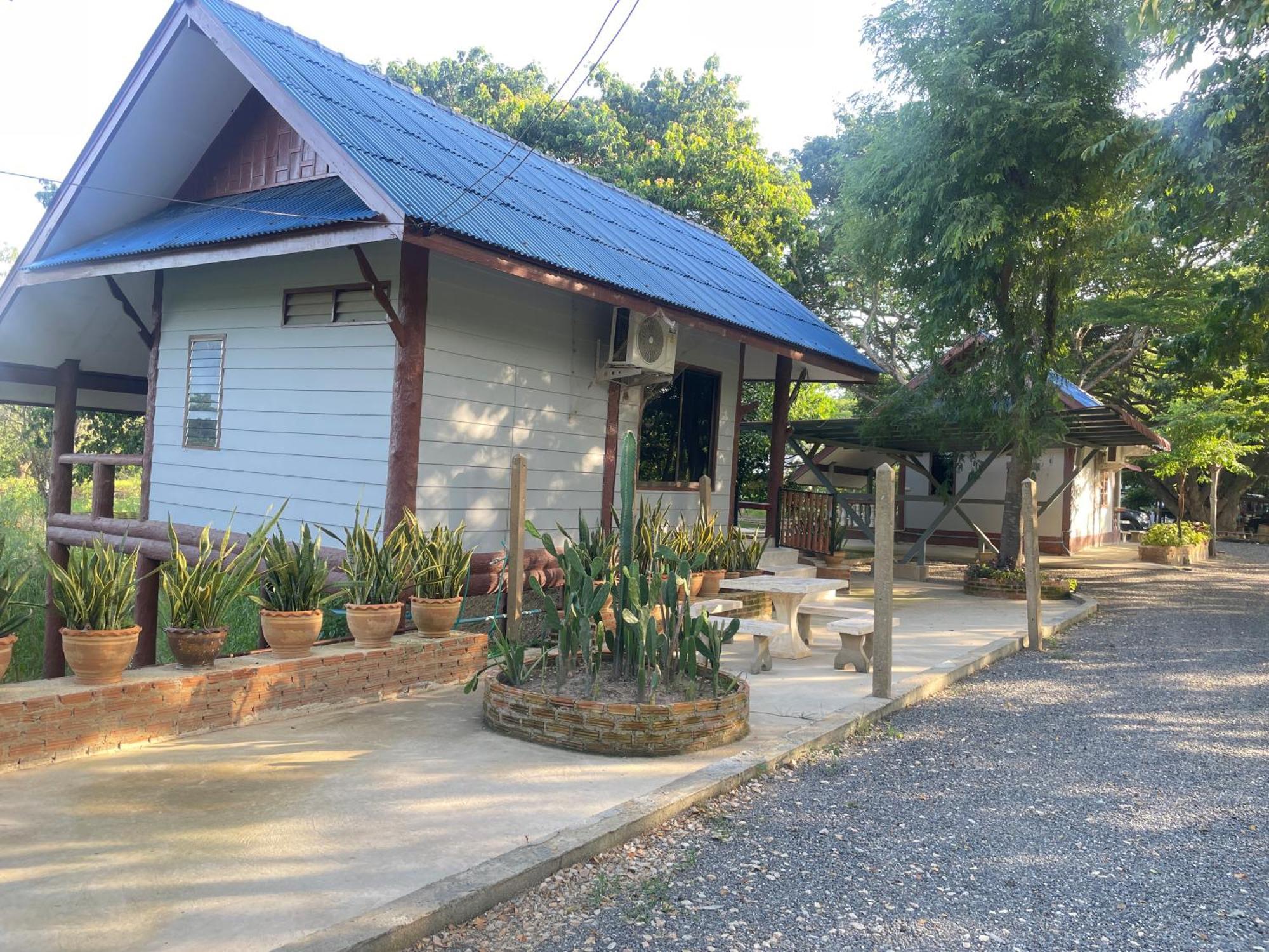 Rain Tree Cafe & Homestay Утай Тани Екстериор снимка